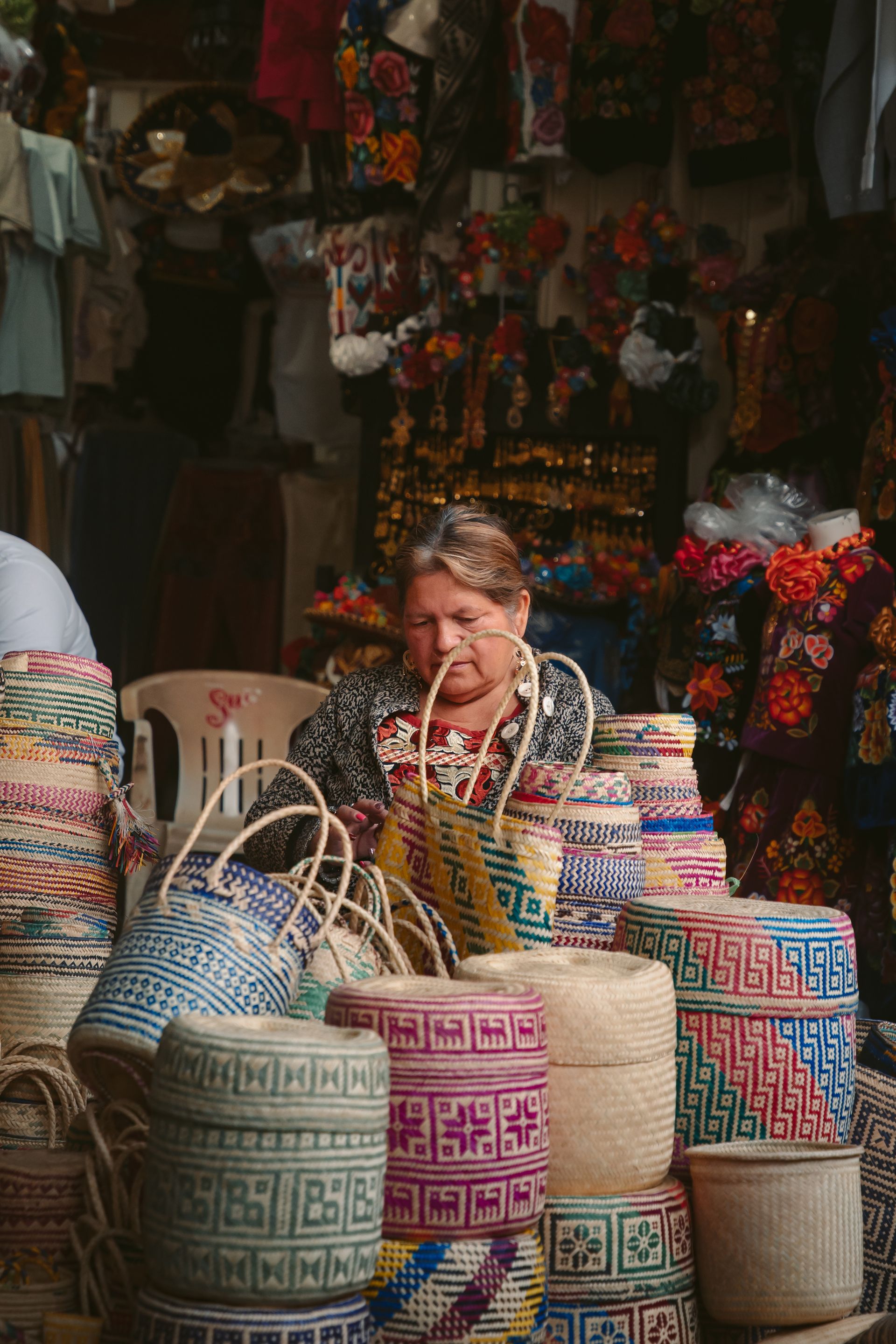 Comerciante e artesã em feira local, Oaxaca, México — segurança econômica